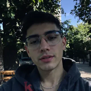 بنت صغيرة تبكي